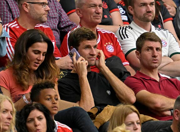 29.10.2022, Fussball 1. Bundesliga 2022 2023, 12.Spieltag, FC Bayern München - 1.FSV Mainz 05, in der Allianz-Arena München. mitte: Thomas Müller (FC Bayern München) telefoniert auf der Tribüne , li: Frau Lisa, rechts Bruder Simon Müller. ***DFL and DFB regulations prohibit any use of photographs as image sequences and or quasi-video.*** *** 29 10 2022, Football 1 Bundesliga 2022 2023, 12 Matchday, FC Bayern München 1 FSV Mainz 05, at Allianz Arena Munich center Thomas Müller FC Bayern München telephoning on the stand , left wife Lisa, right brother Simon Müller DFL and DFB regulations prohibit any use of photographs as image sequences and or quasi video