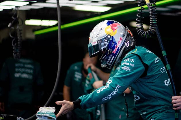 Sebastian Vettel (GER, Aston Martin Aramco Cognizant F1 Team 5) mit Spezialhelm in seinem alten Red Bull Design und dem Schriftzug Danke Didi zum Gedenken an den verstorbenen Dietrich Mateschitz steigt in sein Auto ein, MEX, Formel 1 Grand Prix von Mexiko, Autodromo Hermanos Rodriguez Mexico City, 3. Freies Training, 29.10.2022 MEX, Formel 1 Grand Prix von Mexiko, Autodromo Hermanos Rodriguez Mexico City, 3. Freies Training, 29.10.2022 Mexico City Copyright: xEibner Memmlerx EP_MMR