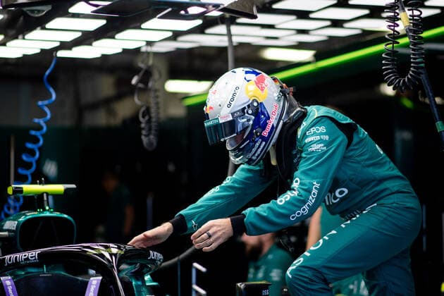 Sebastian Vettel (GER, Aston Martin Aramco Cognizant F1 Team 5) mit Spezialhelm in seinem alten Red Bull Design und dem Schriftzug Danke Didi zum Gedenken an den verstorbenen Dietrich Mateschitz steigt in sein Auto ein, MEX, Formel 1 Grand Prix von Mexiko, Autodromo Hermanos Rodriguez Mexico City, 3. Freies Training, 29.10.2022 MEX, Formel 1 Grand Prix von Mexiko, Autodromo Hermanos Rodriguez Mexico City, 3. Freies Training, 29.10.2022 Mexico City Copyright: xEibner Memmlerx EP_MMR