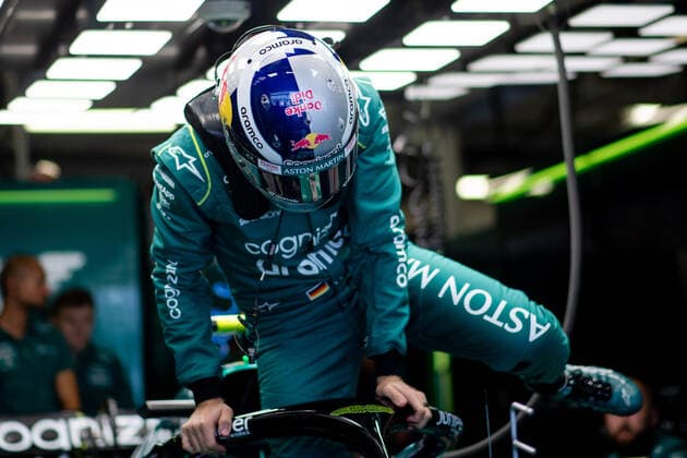 Sebastian Vettel (GER, Aston Martin Aramco Cognizant F1 Team 5) mit Spezialhelm in seinem alten Red Bull Design und dem Schriftzug Danke Didi zum Gedenken an den verstorbenen Dietrich Mateschitz steigt in sein Auto ein, MEX, Formel 1 Grand Prix von Mexiko, Autodromo Hermanos Rodriguez Mexico City, 3. Freies Training, 29.10.2022 MEX, Formel 1 Grand Prix von Mexiko, Autodromo Hermanos Rodriguez Mexico City, 3. Freies Training, 29.10.2022 Mexico City Copyright: xEibner Memmlerx EP_MMR
