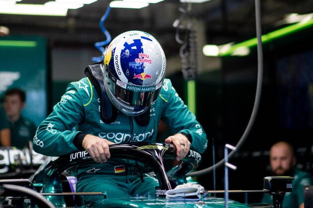 Sebastian Vettel (GER, Aston Martin Aramco Cognizant F1 Team 5) mit Spezialhelm in seinem alten Red Bull Design und dem Schriftzug Danke Didi zum Gedenken an den verstorbenen Dietrich Mateschitz steigt in sein Auto ein, MEX, Formel 1 Grand Prix von Mexiko, Autodromo Hermanos Rodriguez Mexico City, 3. Freies Training, 29.10.2022 MEX, Formel 1 Grand Prix von Mexiko, Autodromo Hermanos Rodriguez Mexico City, 3. Freies Training, 29.10.2022 Mexico City Copyright: xEibner Memmlerx EP_MMR