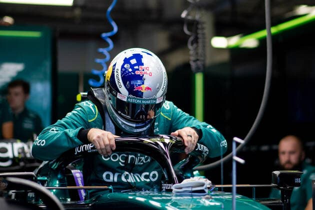 Sebastian Vettel (GER, Aston Martin Aramco Cognizant F1 Team 5) mit Spezialhelm in seinem alten Red Bull Design und dem Schriftzug Danke Didi zum Gedenken an den verstorbenen Dietrich Mateschitz steigt in sein Auto ein, MEX, Formel 1 Grand Prix von Mexiko, Autodromo Hermanos Rodriguez Mexico City, 3. Freies Training, 29.10.2022 MEX, Formel 1 Grand Prix von Mexiko, Autodromo Hermanos Rodriguez Mexico City, 3. Freies Training, 29.10.2022 Mexico City Copyright: xEibner Memmlerx EP_MMR