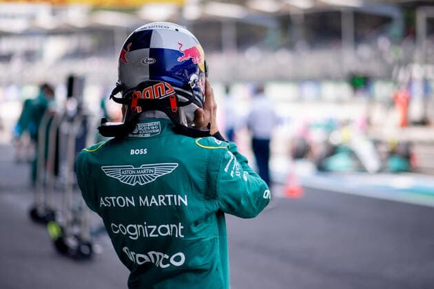 Sebastian Vettel (GER, Aston Martin Aramco Cognizant F1 Team 5) blickt zurueck auf Lewis Hamilton im Hintergrund, MEX, Formel 1 Grand Prix von Mexiko, Autodromo Hermanos Rodriguez Mexico City, 3. Freies Training, 29.10.2022 MEX, Formel 1 Grand Prix von Mexiko, Autodromo Hermanos Rodriguez Mexico City, 3. Freies Training, 29.10.2022 Mexico City Copyright: xEibner Memmlerx EP_MMR