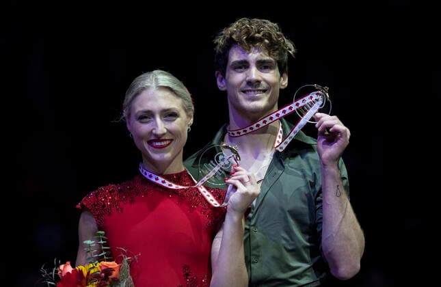 October 29, 2022, Mississauga, ON, Canada: Ice dance gold medalists Canada™s Piper Gilles and Paul Poirier hold up their medals during victory ceremonies at Skate Canada International in Mississauga, Ont., on Saturday, October 29, 2022. Piper Gilles Paul Poirier  - ZUMAc35_ 20221029_zaf_c35_140 Copyright: xPaulxChiassonx