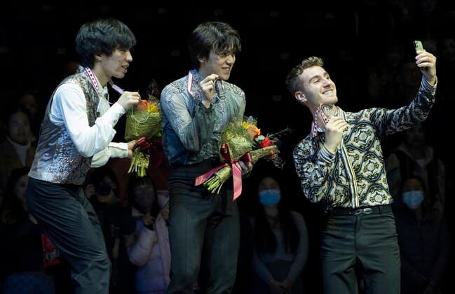Sport Bilder des Tages October 29, 2022, Mississauga, ON, Canada: Men™s bronze medalist Matteo Rizzo of Italy takes a picture of gold medalist Shoma Uno of Japan, centre, and silver medalist Kao Miura of Japan during victory ceremonies at Skate Canada International in Mississauga, Ont., on Saturday, October 29, 2022. Matteo Rizzo Shoma Uno Kao Miura - ZUMAc35_ 20221029_zaf_c35_208 Copyright: xPaulxChiassonx