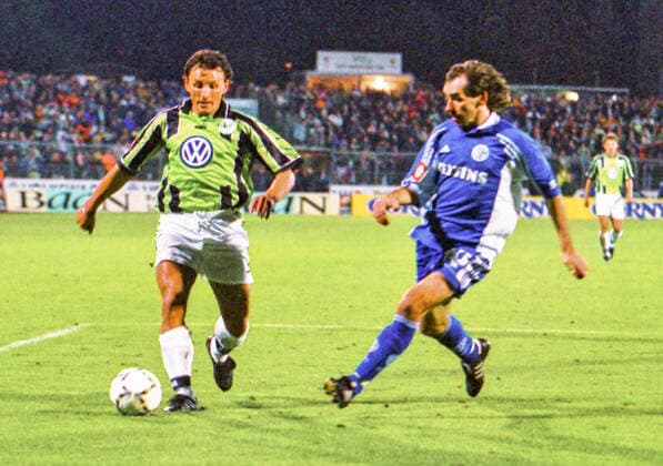 RECORD DATE NOT STATED Aus 1. BL Saison 1998 99 Vfl Wolfsburg - Schalke 04 0:0 am 02.10.1998. Im Foto: Am Ball WOB Spieler Frank Greiner *** From 1 BL season 1998 99 Vfl Wolfsburg Schalke 04 0 0 on 02 10 1998 In the photo On the ball WOB player Frank Greiner