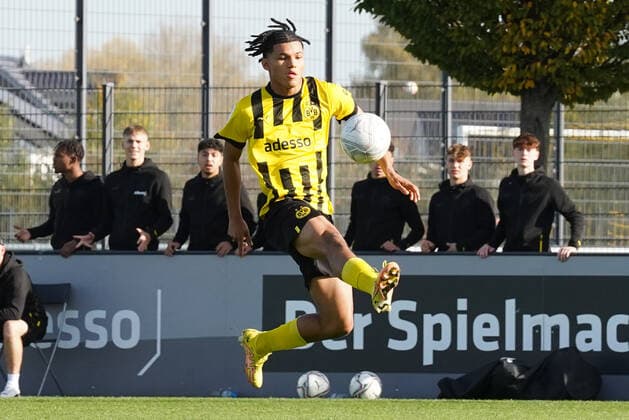 Sonntag, 30.10.2022 Saison 2022 2023 9. Spieltag B-Junioren-Bundesliga U17, U 17 Bundesliga im BVB Fußballpark Hohenbuschei, Dortmund, Deutschland. BV Borussia Dortmund U17 - FC Schalke 04 U17. Paris Josua Brunner (Borussia Dortmund U17 9)