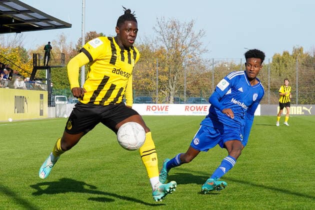 Sonntag, 30.10.2022 Saison 2022 2023 9. Spieltag B-Junioren-Bundesliga U17, U 17 Bundesliga im BVB Fußballpark Hohenbuschei, Dortmund, Deutschland. BV Borussia Dortmund U17 - FC Schalke 04 U17. William Rashidi (Borussia Dortmund U17 15)