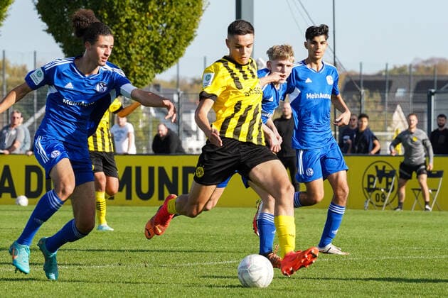 Sonntag, 30.10.2022 Saison 2022 2023 9. Spieltag B-Junioren-Bundesliga U17, U 17 Bundesliga im BVB Fußballpark Hohenbuschei, Dortmund, Deutschland. BV Borussia Dortmund U17 - FC Schalke 04 U17. Kjell-Arik Wätjen (Borussia Dortmund U17 8)