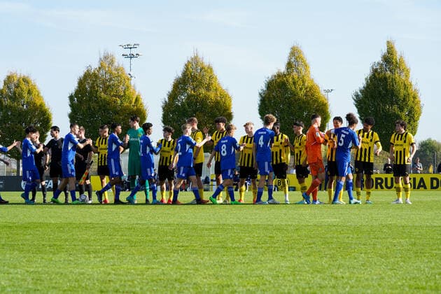 Sonntag, 30.10.2022 Saison 2022 2023 9. Spieltag B-Junioren-Bundesliga U17, U 17 Bundesliga im BVB Fußballpark Hohenbuschei, Dortmund, Deutschland. BV Borussia Dortmund U17 - FC Schalke 04 U17. Begrüßung der Teams.