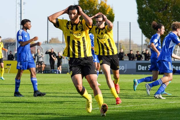 Sonntag, 30.10.2022 Saison 2022 2023 9. Spieltag B-Junioren-Bundesliga U17, U 17 Bundesliga im BVB Fußballpark Hohenbuschei, Dortmund, Deutschland. BV Borussia Dortmund U17 - FC Schalke 04 U17. Paris Josua Brunner (Borussia Dortmund U17 9), Kjell-Arik Wätjen (Borussia Dortmund U17 8)