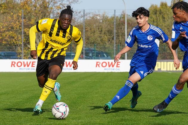 Sonntag, 30.10.2022 Saison 2022 2023 9. Spieltag B-Junioren-Bundesliga U17, U 17 Bundesliga im BVB Fußballpark Hohenbuschei, Dortmund, Deutschland. BV Borussia Dortmund U17 - FC Schalke 04 U17. William Rashidi (Borussia Dortmund U17 15)