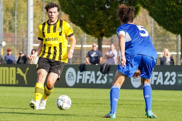 Sonntag, 30.10.2022 Saison 2022 2023 9. Spieltag B-Junioren-Bundesliga U17, U 17 Bundesliga im BVB Fußballpark Hohenbuschei, Dortmund, Deutschland. BV Borussia Dortmund U17 - FC Schalke 04 U17. Raul König (Borussia Dortmund U17 7)