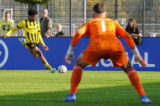 Sonntag, 30.10.2022 Saison 2022 2023 9. Spieltag B-Junioren-Bundesliga U17, U 17 Bundesliga im BVB Fußballpark Hohenbuschei, Dortmund, Deutschland. BV Borussia Dortmund U17 - FC Schalke 04 U17. Almugera Raouf Mohammed Kabar (Borussia Dortmund U17 18)