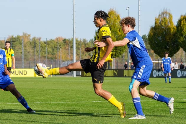 Sonntag, 30.10.2022 Saison 2022 2023 9. Spieltag B-Junioren-Bundesliga U17, U 17 Bundesliga im BVB Fußballpark Hohenbuschei, Dortmund, Deutschland. BV Borussia Dortmund U17 - FC Schalke 04 U17. Paris Josua Brunner (Borussia Dortmund U17 9)