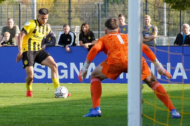 Sonntag, 30.10.2022 Saison 2022 2023 9. Spieltag B-Junioren-Bundesliga U17, U 17 Bundesliga im BVB Fußballpark Hohenbuschei, Dortmund, Deutschland. BV Borussia Dortmund U17 - FC Schalke 04 U17. Kjell-Arik Wätjen (Borussia Dortmund U17 8)