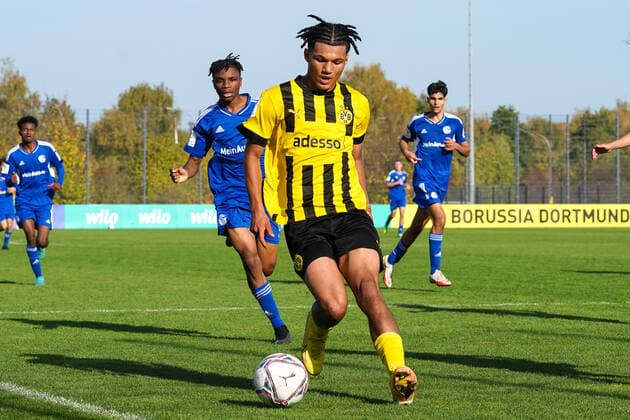 Sonntag, 30.10.2022 Saison 2022 2023 9. Spieltag B-Junioren-Bundesliga U17, U 17 Bundesliga im BVB Fußballpark Hohenbuschei, Dortmund, Deutschland. BV Borussia Dortmund U17 - FC Schalke 04 U17. Paris Josua Brunner (Borussia Dortmund U17 9)