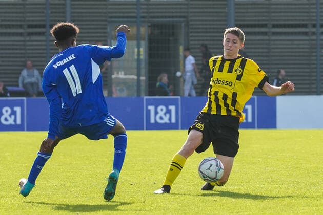 Sonntag, 30.10.2022 Saison 2022 2023 9. Spieltag B-Junioren-Bundesliga U17, U 17 Bundesliga im BVB Fußballpark Hohenbuschei, Dortmund, Deutschland. BV Borussia Dortmund U17 - FC Schalke 04 U17. Dustin Plöger (Borussia Dortmund U17 2)
