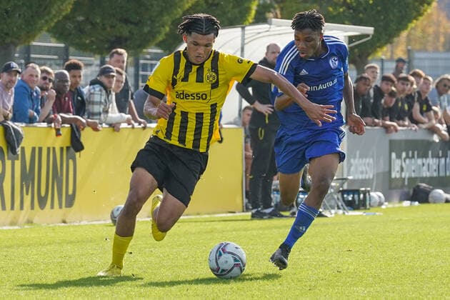 Sonntag, 30.10.2022 Saison 2022 2023 9. Spieltag B-Junioren-Bundesliga U17, U 17 Bundesliga im BVB Fußballpark Hohenbuschei, Dortmund, Deutschland. BV Borussia Dortmund U17 - FC Schalke 04 U17. Paris Josua Brunner (Borussia Dortmund U17 9)