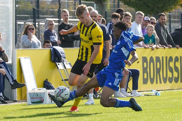 Sonntag, 30.10.2022 Saison 2022 2023 9. Spieltag B-Junioren-Bundesliga U17, U 17 Bundesliga im BVB Fußballpark Hohenbuschei, Dortmund, Deutschland. BV Borussia Dortmund U17 - FC Schalke 04 U17. Cole Campbell (Borussia Dortmund U17 10)