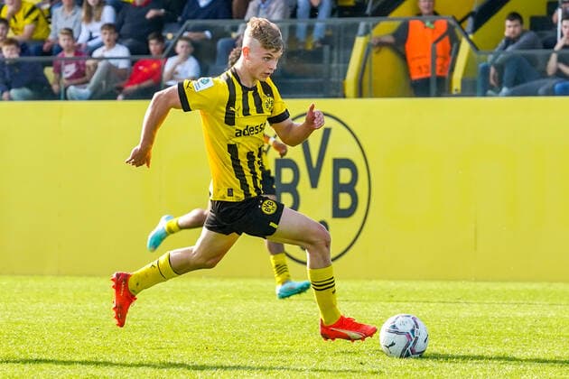 Sonntag, 30.10.2022 Saison 2022 2023 9. Spieltag B-Junioren-Bundesliga U17, U 17 Bundesliga im BVB Fußballpark Hohenbuschei, Dortmund, Deutschland. BV Borussia Dortmund U17 - FC Schalke 04 U17. Cole Campbell (Borussia Dortmund U17 10)