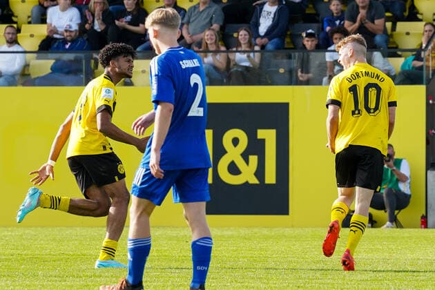 Sonntag, 30.10.2022 Saison 2022 2023 9. Spieltag B-Junioren-Bundesliga U17, U 17 Bundesliga im BVB Fußballpark Hohenbuschei, Dortmund, Deutschland. BV Borussia Dortmund U17 - FC Schalke 04 U17. Almugera Raouf Mohammed Kabar (Borussia Dortmund U17 18), Cole Campbell (Borussia Dortmund U17 10)