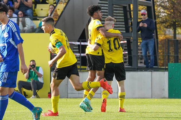 Sonntag, 30.10.2022 Saison 2022 2023 9. Spieltag B-Junioren-Bundesliga U17, U 17 Bundesliga im BVB Fußballpark Hohenbuschei, Dortmund, Deutschland. BV Borussia Dortmund U17 - FC Schalke 04 U17. Kjell-Arik Wätjen (Borussia Dortmund U17 8), Almugera Raouf Mohammed Kabar (Borussia Dortmund U17 18), Cole Campbell (Borussia Dortmund U17 10)