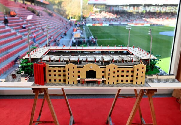 Fussball, Herren, Saison 2022 2023, 1. Bundesliga (12. Spieltag), 1. FC Union Berlin - Borussia Mönchengladbach, der Brite Joe Bryant (Lego Joe) war beim Spiel zu Besuch und übergab sein Modell aus Lego-Steinen vom Stadion An der Alten Försterei an den Verein, 30.10. 2022, Copyright: xMatthiasxKochx