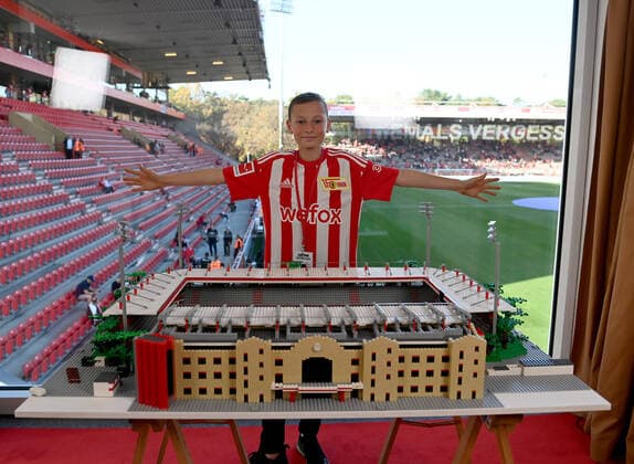 Fussball, Herren, Saison 2022 2023, 1. Bundesliga (12. Spieltag), 1. FC Union Berlin - Borussia Mönchengladbach, der Brite Joe Bryant (Lego Joe) war beim Spiel zu Besuch und übergab sein Modell aus Lego-Steinen vom Stadion An der Alten Försterei an den Verein, 30.10. 2022, Copyright: xMatthiasxKochx
