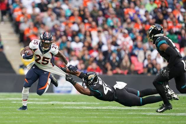 Bilder des Jahres, Sport 10 Oktober Sport Themen der Woche KW43 Sport Bilder des Tages Jacksonville Jaguars v Denver Broncos International Series 30 10 2022. Travon Walker (44) OLB of Jacksonville Jaguars tackles Melvin Gordon III (25) RB of Denver Broncos during the International Series match between Jacksonville Jaguars and Denver Broncos at Wembley Stadium, London, England on 30 October 2022. Editorial use only , Copyright: xJasonxBrownx PSI-16272-0039