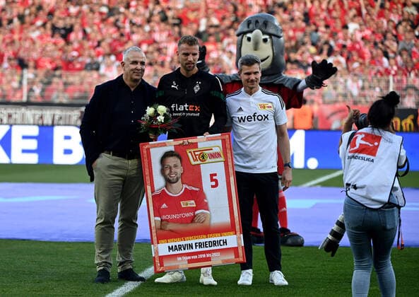 Bilder des Jahres, Sport 10 Oktober Sport Themen der Woche KW43 Sport Bilder des Tages Fussball, Herren, Saison 2022 2023, 1. Bundesliga (12. Spieltag), 1. FC Union Berlin - Borussia Mönchengladbach, Verabschiedung Marvin Friedrich (Borussia Mönchengladbach), v. l. Präsident Dirk Zingler (1. FC Union), Marvin Friedrich (Borussia Mönchengladbach), Michael Parensen (Technischer Direktor der Lizenzspielerabteilung des 1. FC Union Berlin), Maskottchen Ritter Keule (1. FC Union), 30.10. 2022, *** Football, men, season 2022 2023, 1 Bundesliga 12 matchday , 1 FC Union Berlin Borussia Mönchengladbach, farewell Marvin Friedrich Borussia Mönchengladbach , f l President Dirk Zingler 1 FC Union , Marvin Friedrich Borussia Mönchengladbach , Michael Parensen Technical Director of the Licensed Player Department of 1 FC Union Berlin , mascot knight club 1 FC Union , 30 10 2022, Copyright: xMatthiasxKochx