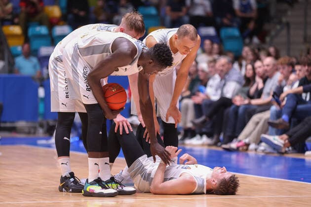 Sport Themen der Woche KW43 Sport Bilder des Tages Fraport Skyliners - Basketball Löwen Braunschweig, easyCredit-BBL David Krämer (Braunschweig, 1) liegt verletzt am Boden. Basketball-Spiel der easyCredit BBL zwischen den Fraport Skyliners und den Basketball Löwen Braunschweig am 30. Oktober 2022 in der Ballsporthalle in Frankfurt am Main., Frankfurt am Main Hessen Deutschland Ballsporthalle *** Fraport Skyliners Basketball Löwen Braunschweig, easyCredit BBL David Krämer Braunschweig, 1 is injured on the ground Basketball match of the easyCredit BBL between Fraport Skyliners and Basketball Löwen Braunschweig on 30 October 2022 at the Ballsporthalle in Frankfurt am Main , Frankfurt am Main Hesse Germany Ballsporthalle