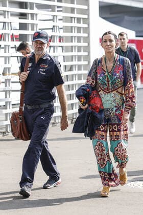 NEWEY Adrian (gbr), Chief Technical Officer of Red Bull Racing with his wife Amanda Mandy Smerczak, portrait during the Formula 1 Grand Premio de la Ciudad de Mexico 2022, Mexican Grand Prix 2022, 20th round of the 2022 FIA Formula One World Championship, WM, Weltmeisterschaft from October 28 to 30, 2022 on the Autodromo Hermanos Rodriguez, in Mexico City, Mexico - F1 - MEXICO CITY GRAND PRIX 2022 - RACE DPPI Panoramic  00122046__R3_3995
