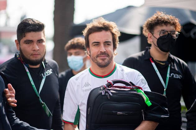 Fernando Alonso (ESP, BWT Alpine F1 Team 14) traegt seinen Rucksack zum Schutz vor aufdringlichen Fans vor der Brust und wird von Bodyguards begleitet, MEX, Formel 1 Grand Prix von Mexiko, Autodromo Hermanos Rodriguez Mexico City, Race Day, 30.10.2022 MEX, Formel 1 Grand Prix von Mexiko, Autodromo Hermanos Rodriguez Mexico City, Race Day, 30.10.2022 Mexico City *** Fernando Alonso ESP, BWT Alpine F1 Team 14 wears his backpack in front of his chest to protect him from pushy fans and is accompanied by bodyguards, MEX, Formula 1 Mexican Grand Prix, Autodromo Hermanos Rodriguez Mexico City, Race Day, 30 10 2022 MEX, Formula 1 Mexican Grand Prix, Autodromo Hermanos Rodriguez Mexico City, Race Day, 30 10 2022 Mexico City Copyright: xEibner Memmlerx EP_MMR