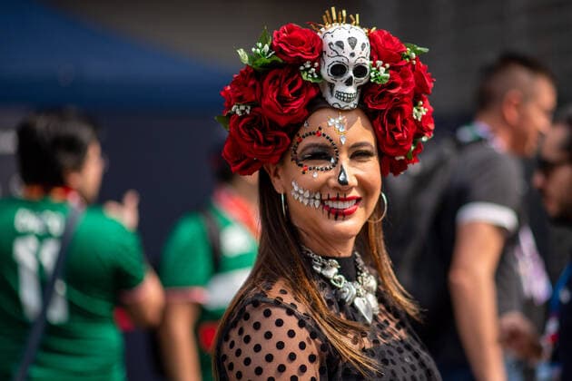 VIP Gast im Paddock in Kostuem zum Dias de los Muertos, Tag der Toten, als traditionelle mexikanische La Catrina, MEX, Formel 1 Grand Prix von Mexiko, Autodromo Hermanos Rodriguez Mexico City, Race Day, 30.10.2022 MEX, Formel 1 Grand Prix von Mexiko, Autodromo Hermanos Rodriguez Mexico City, Race Day, 30.10.2022 Mexico City Copyright: xEibner Memmlerx EP_MMR