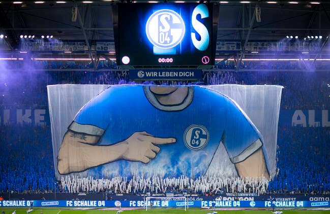 Bilder des Jahres, Sport 10 Oktober Sport Themen der Woche KW43 Sport Bilder des Tages 30.10.2022, Gelsenkirchen Choreographie Schalke 04 Trikot mit Emblem Schalke 04 - SC Freiburg Fussball; DFL, Saison 2021 22 Foto: Moritz Müller *** 30 10 2022, Gelsenkirchen choreography Schalke 04 jersey with emblem Schalke 04 SC Freiburg football DFL, season 2021 22 photo Moritz Müller
