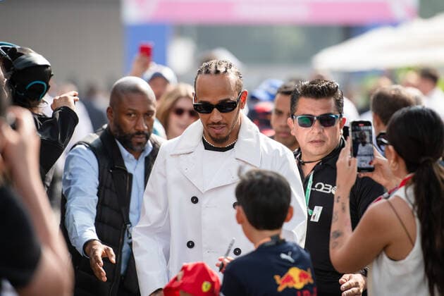 Lewis Hamilton (UK, Mercedes AMG Petronas F1 Team 44) von Fans und Bodyguards umringt kommt im Fahrerlager an, MEX, Formel 1 Grand Prix von Mexiko, Autodromo Hermanos Rodriguez Mexico City, Race Day, 30.10.2022 MEX, Formel 1 Grand Prix von Mexiko, Autodromo Hermanos Rodriguez Mexico City, Race Day, 30.10.2022 Mexico City Copyright: xEibner Memmlerx EP_MMR