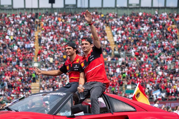 Carlos Sainz Junior (ESP, Scuderia Ferrari 55), Charles Leclerc (MCO, Scuderia Ferrari 16) bei der Fahrerparade, MEX, Formel 1 Grand Prix von Mexiko, Autodromo Hermanos Rodriguez Mexico City, Race Day, 30.10.2022 MEX, Formel 1 Grand Prix von Mexiko, Autodromo Hermanos Rodriguez Mexico City, Race Day, 30.10.2022 Mexico City Copyright: xEibner Memmlerx EP_MMR