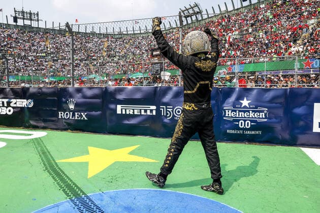 spectators, fans during the Formula 1 Grand Premio de la Ciudad de Mexico 2022, Mexican Grand Prix 2022, 20th round of the 2022 FIA Formula One World Championship, WM, Weltmeisterschaft from October 28 to 30, 2022 on the Autodromo Hermanos Rodriguez, in Mexico City, Mexico - F1 - MEXICO CITY GRAND PRIX 2022 - RACE DPPI Panoramic  F12022GP20MEX_JK180598
