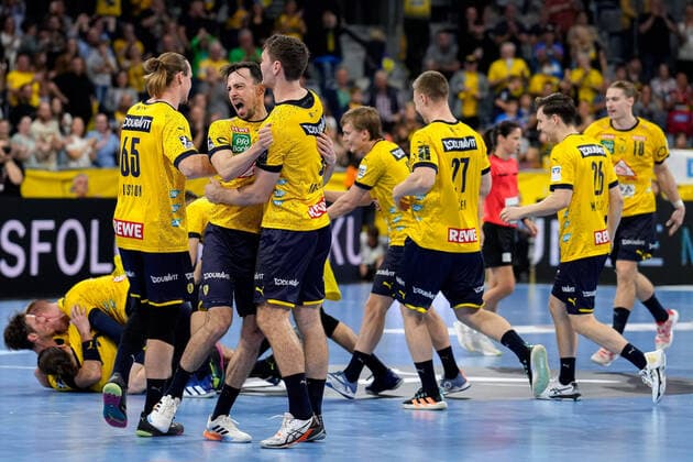 Bilder des Jahres, Sport 10 Oktober Sport Themen der Woche KW43 Sport Bilder des Tages v.li.: Lukas Nilsson (RNL, 65), Patrick Groetzki (RNL, 24), Niclas Kirkelokke (Kirkelökke, RNL, 6) und weitere, Spieler der Rhein-Neckar-Löwen, Jubel nach dem Schlusspfiff, Sieg, Sieger, Gewinner, jubelt, jubeln, Freude, optimistisch, Highlight, Action, Aktion, 30.10.2022, Mannheim (Deutschland), Handball, Bundesliga, Rhein-Neckar Löwen - TSV Hannover-Burgdorf *** f li Lukas Nilsson RNL, 65 , Patrick Groetzki RNL, 24 , Niclas Kirkelokke Kirkelökke, RNL, 6 and others, players of Rhein Neckar Löwen, cheering after the final whistle, victory, winner, winners, cheers, joy, optimistic, highlight, action, action, 30 10 2022, Mannheim Germany , Handball, Bundesliga, Rhein Neckar Löwen TSV Hannover Burgdorf xozx