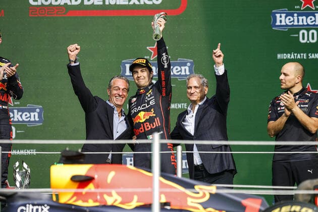 PEREZ Sergio (mex), Red Bull Racing RB18, portrait podium Carlos Slim during the Formula 1 Grand Premio de la Ciudad de Mexico 2022, Mexican Grand Prix 2022, 20th round of the 2022 FIA Formula One World Championship, WM, Weltmeisterschaft from October 28 to 30, 2022 on the Autodromo Hermanos Rodriguez, in Mexico City, Mexico - F1 - MEXICO CITY GRAND PRIX 2022 - RACE DPPI Panoramic  00122046__R3_5630