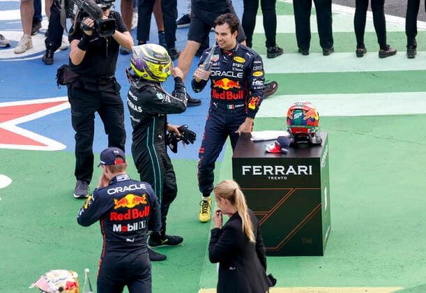 44 Lewis Hamilton (GBR, Mercedes-AMG Petronas F1 Team), 11 Sergio Perez (MEX, Oracle Red Bull Racing), F1 Grand Prix of Mexico at Autodromo Hermanos Rodriguez on October 30, 2022 in Mexico City, Mexico. (Photo by HOCH ZWEI) Mexico City Mexico