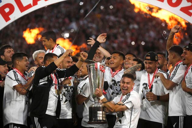Sport Themen der Woche KW43 Sport Bilder des Tages Futbol, Colo Colo vs Ohiggins. Fecha 29, campeonato Nacional 2022. Los jugadores de Colo Colo celebran con la copa luego de ganar contra Ohiggins durante el partido por la primera division disputado en el estadio Monumental. Santiago, Chile. 30 10 2022 Jonnathan Oyarzun Photosport Football, Colo Colo vs Ohiggins. 29th date, 2022 National Championship. Colo Colo™s players celebrates with the cup after winning against Ohiggins for the first division match held at Monumental stadium. Santiago, Chile. 10 30 2022 Jonnathan Oyarzun Photosport Colo Colo vs Ohiggins, campeonato 2022