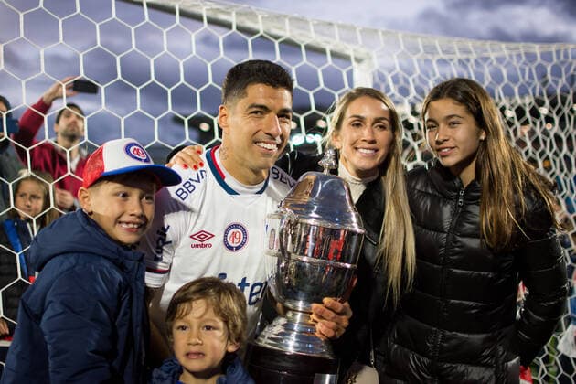 Sport Themen der Woche KW43 Sport Bilder des Tages Nacional and Liverpool face each other for the Torneo Uruguayo 2022 at Centenario Stadium on October 30, 2022 in Montevideo, Uruguay. MONTEVIDEO, URUGUAY - OCTOBER 30 2022: Club Nacional de Football and Liverpool face each other for the Torneo Uruguayo 2022 at Centenario Stadium on October 30, 2022 in Montevideo, Uruguay. In the photo: Luis Suarez celebrates the title of Uruguayan Champion 2022 with his wife and children Foto: Enzo Santos IMAGO Montevideo Montevideo Montevideo Uruguay Copyright: xENZOxSANTOSxBARREIROxENZOxSANTOSxBARREIROx 30102022 Nacional - Liverpool-1639