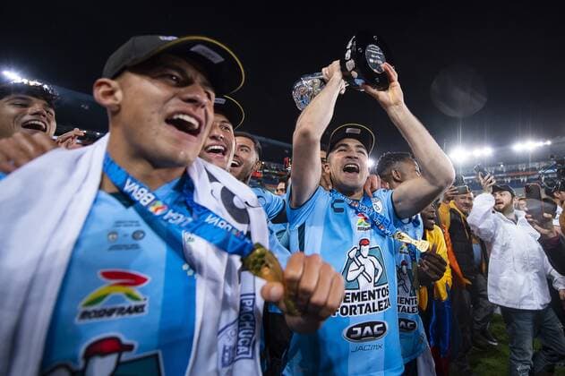 RECORD DATE NOT STATED Liga BBVA MX Apertura 2022 Pachuca (8)3-1 (2) Toluca Final Vuelta Nicolas Ibanez Players of Pachuca lift the Champion trophy after the game Pachuca vs Toluca, corresponding to second leg of the great final of the Torneo Apertura 2022 of the Liga BBVA MX, at Hidalgo Stadium, on October 30, 2022. <br><br> Nicolas Ibanez Jugadores de Pachuca levantan el trofeo de Campeon despues del partido Pachuca vs Toluca, correspondiente a la vuelta de la gran final del Torneo Apertura 2022 de la Liga BBVA MX, en el Estadio Hidalgo, el 30 de octubre de 2022. PACHUCA HIDALGO MEXICO  Copyright: xJosexLuisxMelgarejox 20221030225744_LMX_A22_FV_PAC_CAMP_IBANEZ14