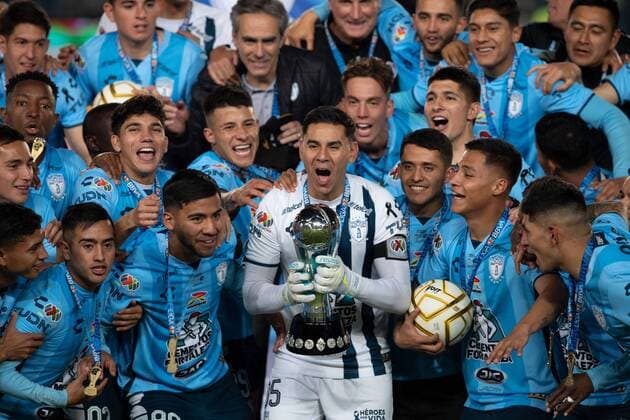 Sport Themen der Woche KW43 Sport Bilder des Tages RECORD DATE NOT STATED Liga BBVA MX Apertura 2022 Pachuca vs Toluca Final Vuelta Oscar Ustari and Players of Pachuca lift the Champion trophy after the game Pachuca vs Toluca, corresponding to second leg of the great final of the Torneo Apertura 2022 of the Liga BBVA MX, at Hidalgo Stadium, on October 30, 2022. <br><br> Oscar Ustari y Jugadores de Pachuca levantan el trofeo de Campeon despues del partido Pachuca vs Toluca, correspondiente a la vuelta de la gran final del Torneo Apertura 2022 de la Liga BBVA MX, en el Estadio Hidalgo, el 30 de octubre de 2022. PACHUCA HIDALGO MEXICO  Copyright: xDavidxLeahx 20221030221816_LMX_A22_FV_PACHUCA_CAMPEON_USTARI58