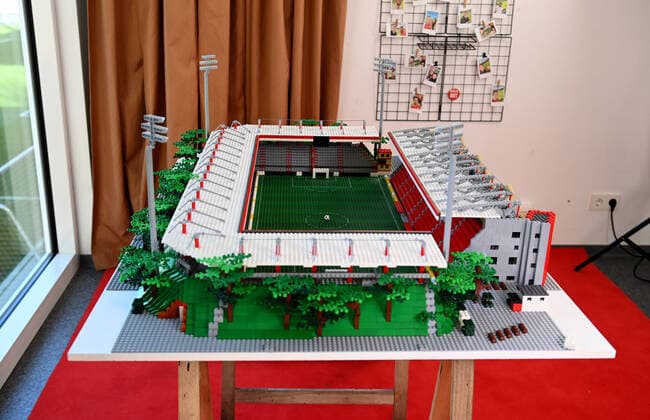 Fussball, Herren, Saison 2022 2023, 1. Bundesliga (12. Spieltag), 1. FC Union Berlin - Borussia Mönchengladbach, der Brite Joe Bryant (Lego Joe) war beim Spiel zu Besuch und übergab sein Modell aus Lego-Steinen vom Stadion An der Alten Försterei an den Verein, 30.10. 2022, Copyright: xMatthiasxKochx