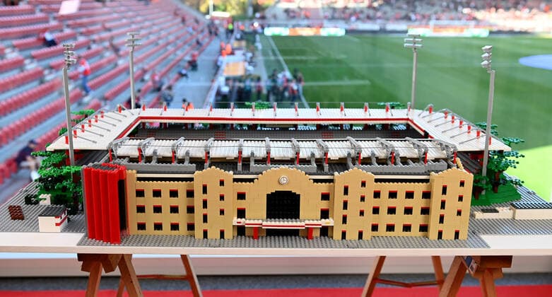 Fussball, Herren, Saison 2022 2023, 1. Bundesliga (12. Spieltag), 1. FC Union Berlin - Borussia Mönchengladbach, der Brite Joe Bryant (Lego Joe) war beim Spiel zu Besuch und übergab sein Modell aus Lego-Steinen vom Stadion An der Alten Försterei an den Verein, 30.10. 2022, Copyright: xMatthiasxKochx