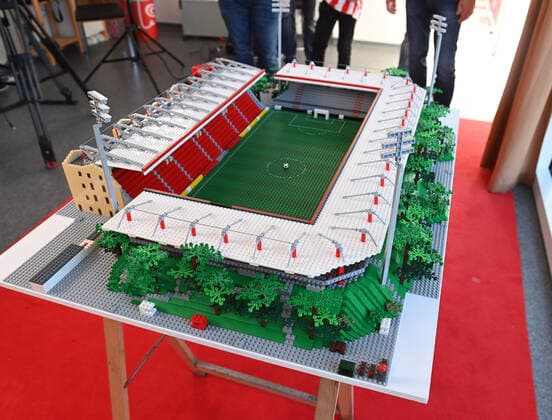Fussball, Herren, Saison 2022 2023, 1. Bundesliga (12. Spieltag), 1. FC Union Berlin - Borussia Mönchengladbach, der Brite Joe Bryant (Lego Joe) war beim Spiel zu Besuch und übergab sein Modell aus Lego-Steinen vom Stadion An der Alten Försterei an den Verein, 30.10. 2022, Copyright: xMatthiasxKochx