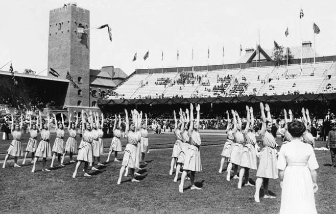 ARKIV 1912. OS i Stockholm 1912. Det finska landslaget i gruppgymnastik visar upp sig vid invigningen. Av de tävlande i Stockholm var 2,23 procent kvinnor eller i runda tal, 57 stycken. Stockholm Sverige OS Copyright: xTTxHISTORICALx OS STOCKHOLM 1912